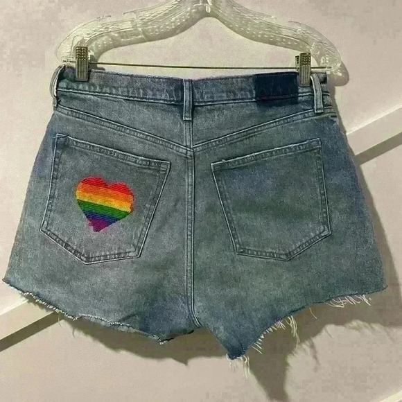 Abercrombie & Fitch Mom Hight Rise Denim  Pride Sequin Heart Shorts Size 30/10 - Picture 12 of 13